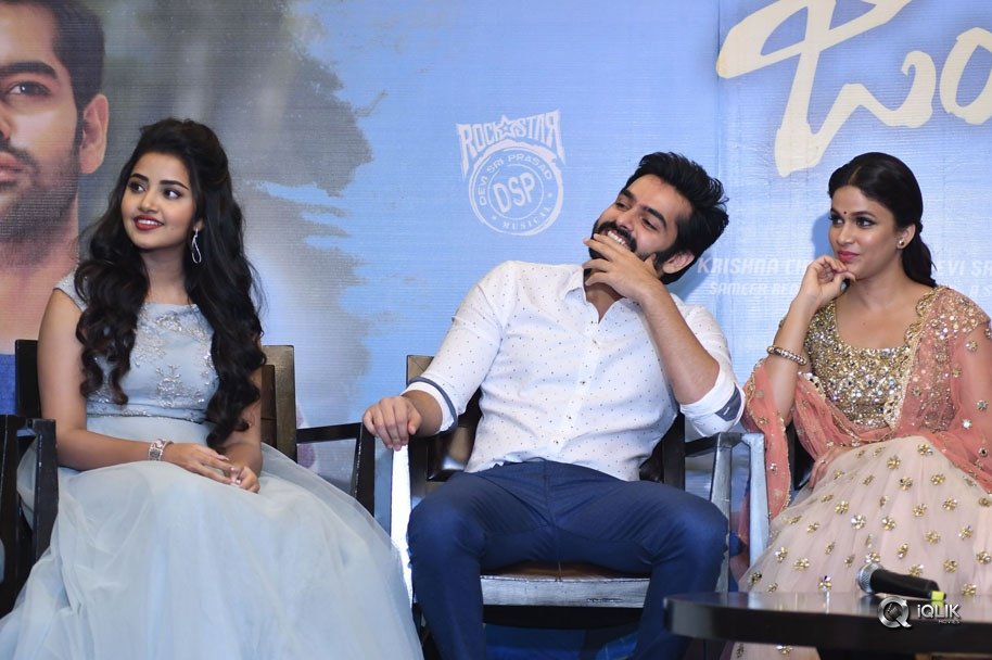 Vunnadhi-Okate-Zindagi-Movie-Pre-Release-Function